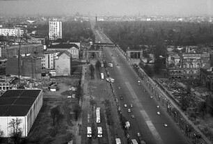 Berlin: Ernst-Reuter-Platz; auf Straße des 17. Juni zum Großen Stern [Siegessäule]