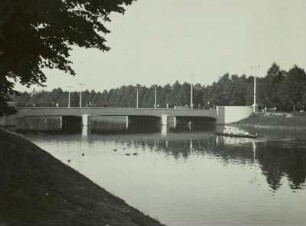 Leipzig. Sachsenbrücke (1928) über die neue Hochflutrinne der Weißen Elster (Elsterflutbett). Verbindung des östlichen mit dem westlichen Teil des Clara-Zetkin-Parks (ehemals König-Albert-Park), heute Fußgängerbrücke