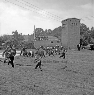 Hamfelde: Amtsfeuerwehrfest und 50-jähriges Jubiläum der Freiwilligen Feuerwehr Hamfelde: Schnelligkeitsübung: Verlegen der Schläuche