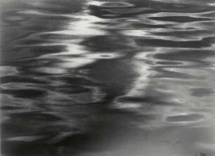 Spiegelndes Wasser