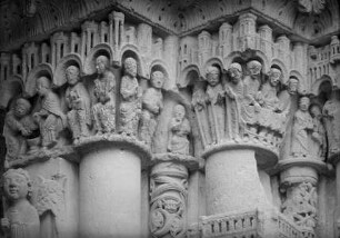 Königsportal — Portal Unserer Lieben Frau — Kapitell mit Darstellungen aus dem Leben Christi, Fußwaschung, der Gang nach Emmaus, das Emmausmahls und Christus erscheint den Jüngern