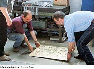 Firma Detlef Thorandt Stahlbau Metallbau . Fertigung der Tür zur Schatzkammer im Buchmuseum. Gestalter Professor Wolff-Ulrich Weder (TU Dresden; rechts) an den Buchstabenplatten für das Türinnenblatt