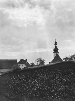 Heustreu, Kapelle : Heustreu. Blick zur Kapelle