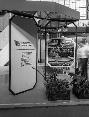 Halle 15. Raumaufnahme mit Werbetafel zum XI. Parteitag der SED