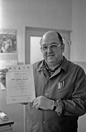 Heinrich, Günther: Ausbildungsmeister für Maschinenbaulehrlinge bei der Ahrensburger Joh. Friedrich Behrens AG mit einer Ehrenurkunde für seine 20-jährige Prüfungstätigkeit