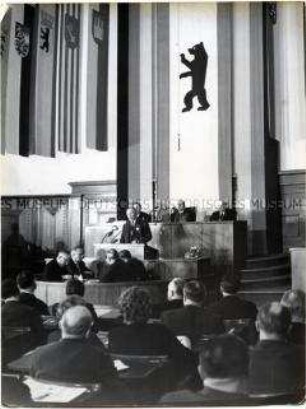 Bundeskanzler Adenauer spricht im Berliner Abgeordnetenhaus im Rathaus Schöneberg