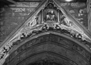 Südportal — Vorhalle des Bekennerportals — Giebelfeld Relief