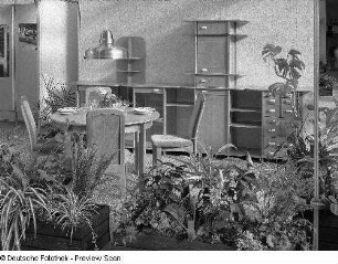 Ausstellungskoje mit Wohnzimmermöbeln des VEB Möbelkombinat Berlin (MKB)
