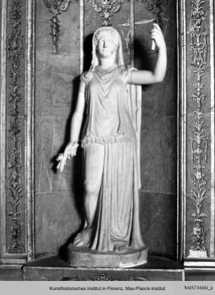 Weibliche Statue mit Ähren und Fackel nach Vorbild des 5. Jahrhunderts vor Christus (Ceres?)