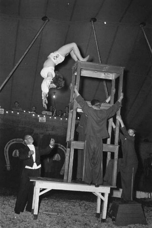 Zirkusdarbietung. Akrobaten (vielleicht im Circus Aeros)