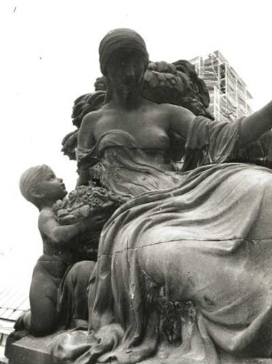 Frauenfigur mit kleinem Mädchen, einen Rosenkorb darreichend : Frauenfigur mit kleinem Mädchen, einen Rosenkorb darreichend. Sandstein (um 1905). Dresden-Altstadt, Schloßplatz 1, Baustelle Ständehaus (Bauphase Substanzsicherung / Wiederaufbau Dach)