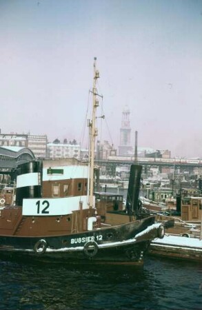 Hamburg. Barkasse im Hafen