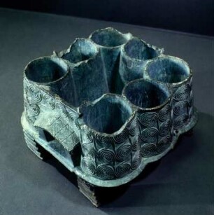 Pyxis in Gestalt eines Gebäudemodells (Kernos) : München, Antikensammlung. Pyxis von Milos. Gebäudemodell, frühkykladisch II. Chloritschiefer, Höhe 9,5 cm, Länge 12 cm, Breite 15,9 cm.