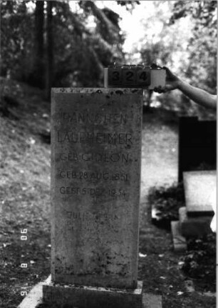 Grabstein 324 (Index: 99618442) Maße HxBxT: 124x55x12 cm Besonderheit: kulturhistorisch wertvoll / hist.-wiss. Gründe (Schoah-Opfer); - Doppelgrab (für Mütter und Tochter?): Grabstein 324