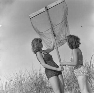 Elisabeth Gremmler (rechts) und eine Freundin mit Kescher am Strand