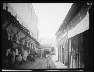 Tunis (Tunesien): Ladengasse, im Hintergrund die Kuppel einer Moschee