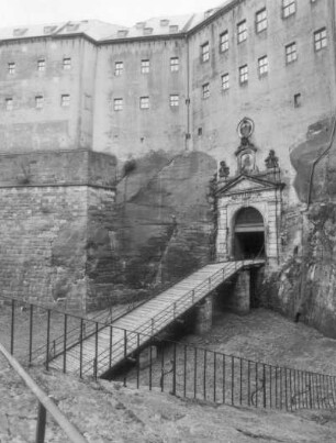 Königstein. Festung. Torhaus (1589-1591, P. Buchner) mit Portal (1729/1736) und Rampe. Blick von der Grabenschere