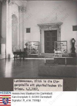 Darmstadt, Hessisches Landesmuseum / Bild 1: Blick in die Eingangshalle mit physikalischen Vitrinen / Bild 2: Treppenhaus im südwestlichen Eckpavillon