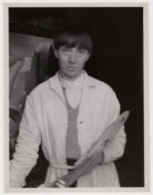 Ohne Titel (Hannah Höch mit Palette vor einer Staffelei)