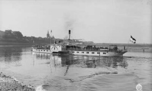 Elbedampfer Sachsen : Personen-Seitenraddampfer "Sachsen" (II, 1897, Werft Blasewitz) bei Briesnitz, Fahrt stromab