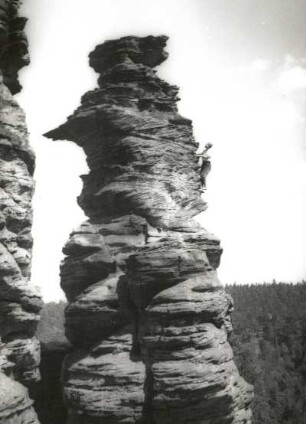 Sächsische Schweiz, Bielatal. Glasergrund, Waldwächter. Karlheinz Gonda bei einer freien Begehung des Alten weges (IV). Blick vom Totenkopf