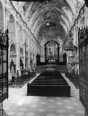 Freising (Kreis Freising). Sankt Maria und Korbinian (Gewölbe 1481 - 1483). Inneres zum Altar