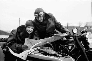 Bukarest: Im Motorrad, Mann zeigt Frau die Landkarte