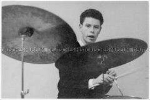 Junger Mann am Schlagzeug