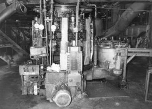 Freital, Dresdner Straße 136. Glashütte Freital. Werkhalle. Glasproduktion. Produktionsanlage. Förderanlage mit fertigen Flaschen