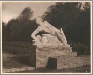 Kriechende II, 1926/27, Kalkstein
