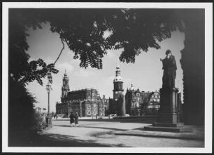 Dresden, Hofkirche und ehemaliges Residenzschloss : Dresden-Altstadt, Theaterplatz. Blick vom Carl-Maria-von-Weber-Denkmal zur Hofkirche, Residenzschloss mit Hausmannsturm und Altstädtischer Hauptwache