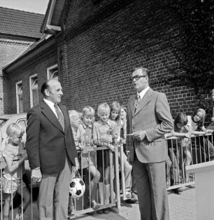 Tremsbüttel-Dorf: Gemeindezentrum mit Feuerwehrgerätehaus: Einweihung am 30. August 1975: Schecküberreichung durch Amtsvorsteher August Guericke an Bürgermeister Theophil Bossel