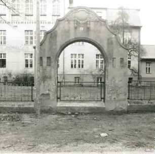Cottbus, Sielower Straße 37. Sorbische Oberschule (ehemalige Lehrerbildungsanstalt; 1910, Erweiterung 1929), Tor in der Einfriedung