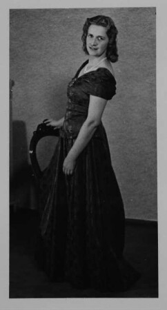 Porträt Elisabeth Reichelt (1910-2001; Koloratursopranistin). Reproduktionspositiv nach Fotografie von Gerhard Laßig. Staatsoper Dresden, 1942/1943