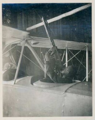 Foto eines hochhebbaren Pivots für ein Maschinengewehr am Drehturm eines "Rumpler C Flugzeugs"