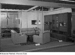 Ausstellungskoje des VEB Möbelkombinat Zeulenroda-Triebes (ZEUTRIE) mit Wohnzimmermöbeln. Ansicht mit Sitzgruppe (Modell 850) und Anbauwand "Rutha"