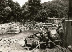 Unwetterkatastrophe im Osterzgebirge am 8./9. Juli 1927. Bergung der Eisenkonstruktion der Bahnbrücke bei Burkhardswalde