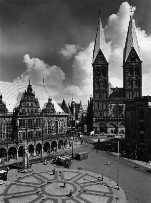 Wolkenbilder. Bremen. Marktplatz mit Rathaus und Dom