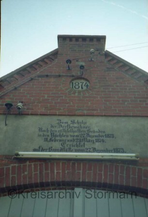 Seefeld: Feuerwehrgerätehaus: Straßengiebel: Teilansicht: Giebel mit Errichtungsdatum 1874 und Inschrift