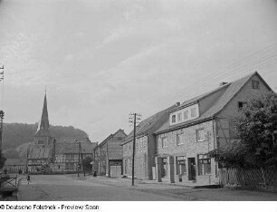 Ansicht eines Dorfes mit Kirche im Harz