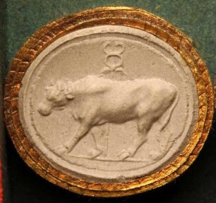 Ein Stier, dahinter ein Caduceus (Daktyliothek, Supplement)