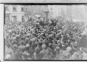 Fasnacht Sigmaringen; Bräuteln beim Rathausbrunnen