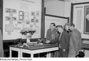 Besucher, Ausstellungsobjekte der IFA betrachtend
