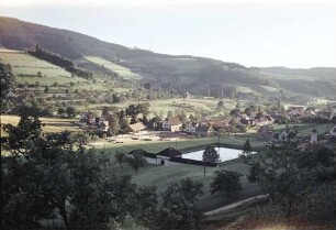 Glottertal: Blick ins Glottertal; mit Schwimmbad