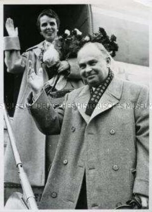 Hans Kroll, neuer deutscher Botschafter in der Sowjetunion, vor seinem Abflug nach Moskau