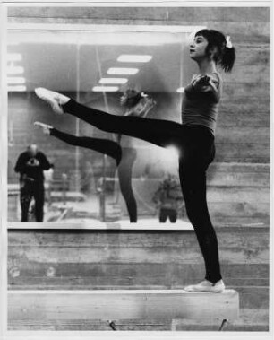 Frankfurt am Main. Deutsche Turnschule Frankfurt/Main. Kunstturnerin bei der Vorbereitung auf die Olympischen Spiele in München 1972