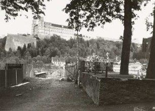 Eichstätt, Willibaldsburg : Eichstätt. Blick vom linken Altmühlufer nach Südosten gegen die Willibaldsburg