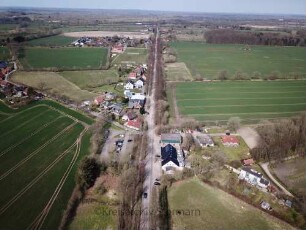 Jersbek: Luftbild der Allee in Richtung Nordwesten: rechts unten Landgasthaus "Zum Fasanenhof", links Abzweig "Alte Dorfstraße"
