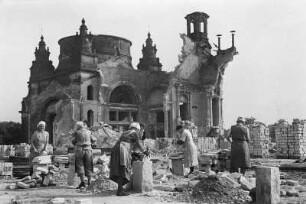 Dresden. Trümmerfrauen beim Ziegelputzen an der Ruine des Ausstellungspalastes