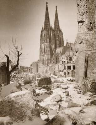 Blick auf den Kölner Dom (fälschlicherweise bet. St. Kolumba)